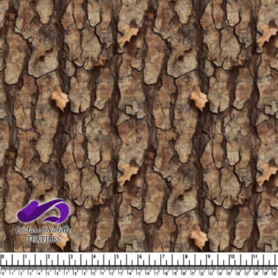 Écorce d'arbre avec des feuilles d'automne sèches