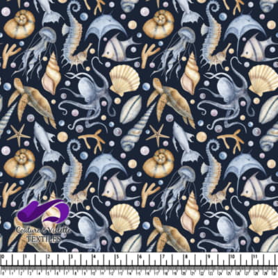 Créatures marines, coquillages et perles sur fond sombre