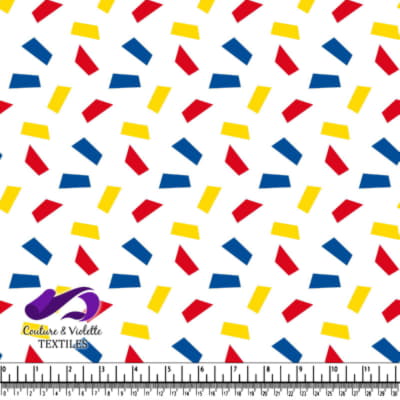 Motif de formes géométriques colorées sur fond blanc