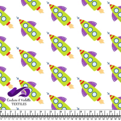 Rockets colorées avec des flammes sur fond blanc