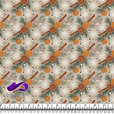 Motif de Noël avec des tranches d'orange séchées, des bâtons de cannelle et des branches de pin