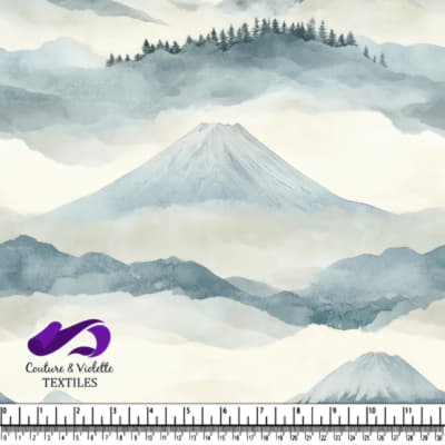 Montagnes brumeuses et arbres dans des tons bleus et gris atténués