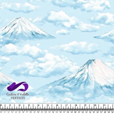 Sommets Montagneux Enneigés au-dessus des Nuages